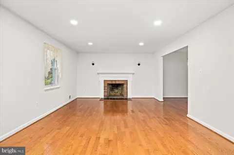 Living - 3003 Rayjohn Ln, Herndon, VA 20171 photo 1 of 3