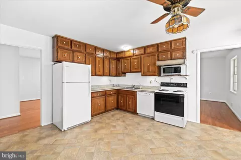 Kitchen - 3003 Rayjohn Ln, Herndon, VA 20171 photo 2 of 2