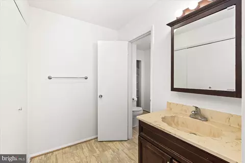 Bath - 3003 Rayjohn Ln, Herndon, VA 20171 photo 2 of 6