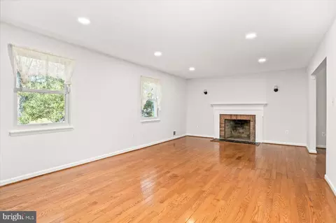 Living - 3003 Rayjohn Ln, Herndon, VA 20171 photo 2 of 3