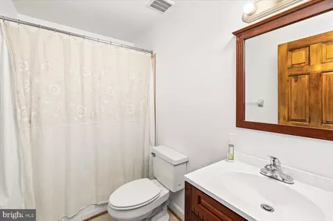 Bath - 3003 Rayjohn Ln, Herndon, VA 20171 photo 6 of 6