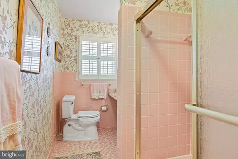 Bath - 6206 Hardy Dr, Mclean, VA 22101 photo 4 of 7