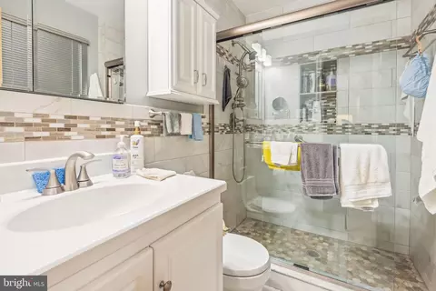Bath - 4702 Briar Patch Ln, Fairfax, VA 22032 photo 2 of 3