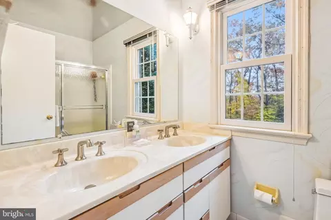 Bath - 4702 Briar Patch Ln, Fairfax, VA 22032 photo 3 of 3
