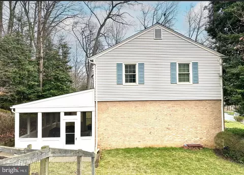 Exterior - 4702 Briar Patch Ln, Fairfax, VA 22032 photo 7 of 8