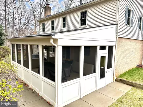 Exterior - 4702 Briar Patch Ln, Fairfax, VA 22032 photo 6 of 8