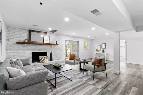 Living - 6317 Charnwood St, Springfield, VA 22152 photo 3 of 6