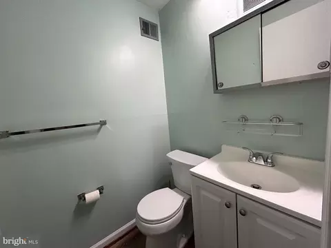 Bath - 7751 Tiverton Dr #7751, Springfield, VA 22152 photo 2 of 2