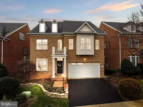 8895 Olive Mae Cir, Fairfax, VA 22031