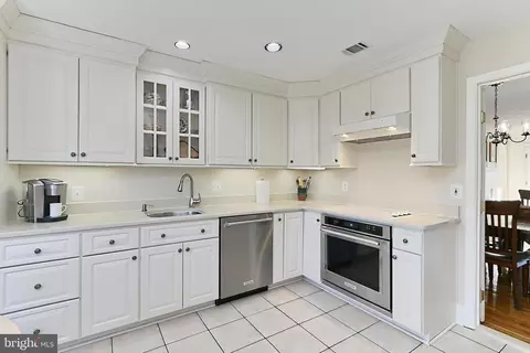 Kitchen - 6427 Wainfleet Ct, Springfield, VA 22152 photo 3 of 5