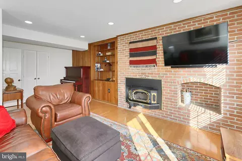Living - 6427 Wainfleet Ct, Springfield, VA 22152 photo 7 of 7