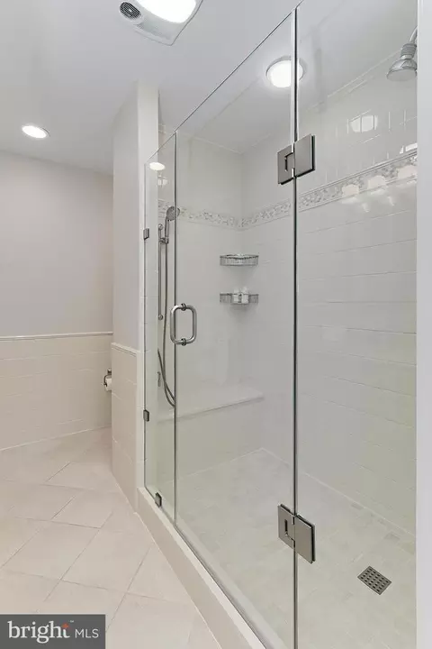 Bath - 6427 Wainfleet Ct, Springfield, VA 22152 photo 3 of 6