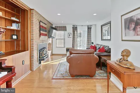 Living - 6427 Wainfleet Ct, Springfield, VA 22152 photo 5 of 7
