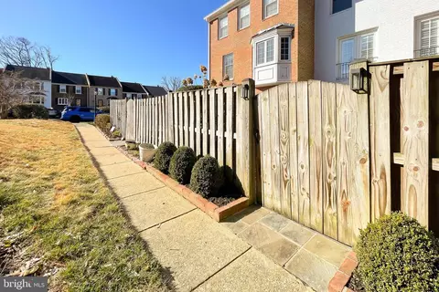 View/Area - 6427 Wainfleet Ct, Springfield, VA 22152 photo 1 of 1