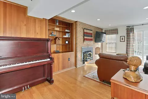 Living - 6427 Wainfleet Ct, Springfield, VA 22152 photo 4 of 7