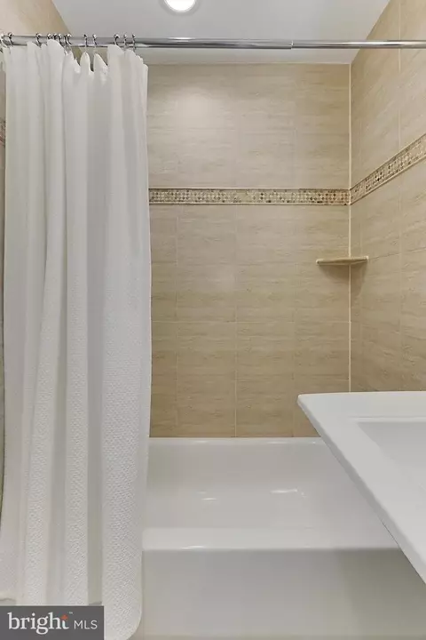 Bath - 6427 Wainfleet Ct, Springfield, VA 22152 photo 5 of 6