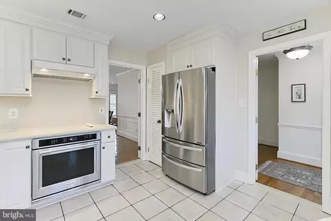 Kitchen - 6427 Wainfleet Ct, Springfield, VA 22152 photo 4 of 5