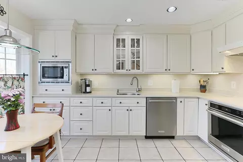 Kitchen - 6427 Wainfleet Ct, Springfield, VA 22152 photo 2 of 5