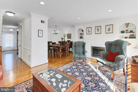 Living - 6427 Wainfleet Ct, Springfield, VA 22152 photo 2 of 7