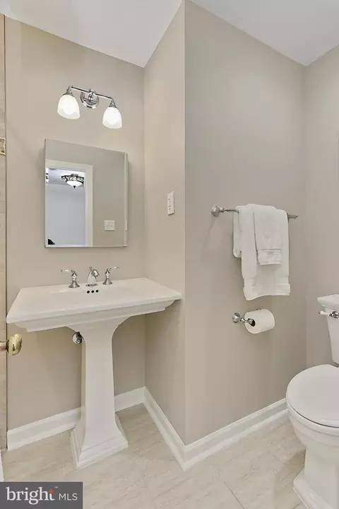 Bath - 6427 Wainfleet Ct, Springfield, VA 22152 photo 4 of 6