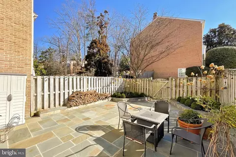 Exterior - 6427 Wainfleet Ct, Springfield, VA 22152 photo 4 of 13