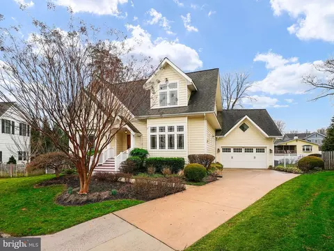 5 Charles Cir SW, Vienna, VA 22180