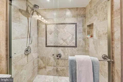Bath - 6910 Raspberry Plain Pl, Springfield, VA 22153 photo 2 of 6