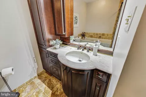 Bath - 6910 Raspberry Plain Pl, Springfield, VA 22153 photo 4 of 6