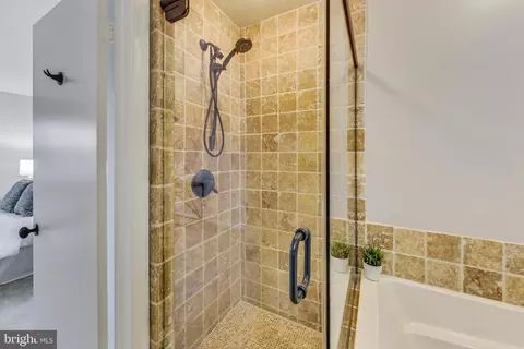 Bath - 6910 Raspberry Plain Pl, Springfield, VA 22153 photo 5 of 6