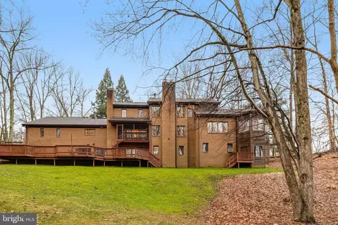 Exterior - 2211 Halcyon Ln, Vienna, VA 22181 photo 8 of 8