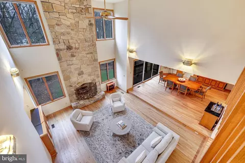Living - 2211 Halcyon Ln, Vienna, VA 22181 photo 6 of 10
