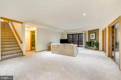 Living - 2211 Halcyon Ln, Vienna, VA 22181 photo 7 of 10