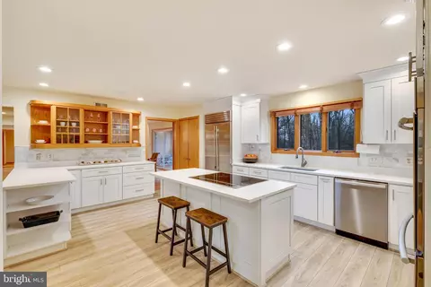 Kitchen - 2211 Halcyon Ln, Vienna, VA 22181 photo 3 of 5
