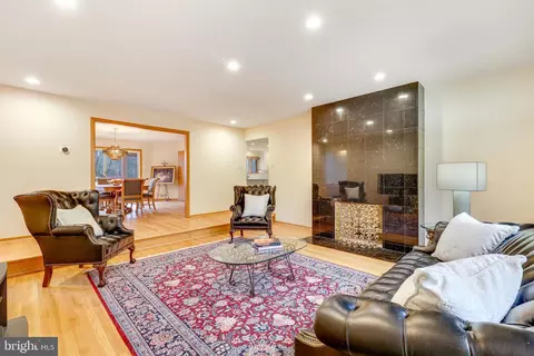 Living - 2211 Halcyon Ln, Vienna, VA 22181 photo 5 of 10