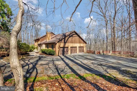 Exterior - 2211 Halcyon Ln, Vienna, VA 22181 photo 5 of 8