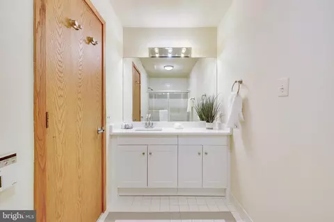 Bath - 2211 Halcyon Ln, Vienna, VA 22181 photo 6 of 11