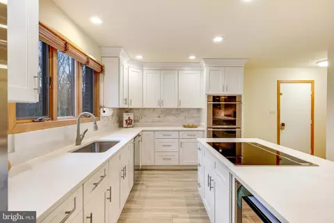 Kitchen - 2211 Halcyon Ln, Vienna, VA 22181 photo 4 of 5