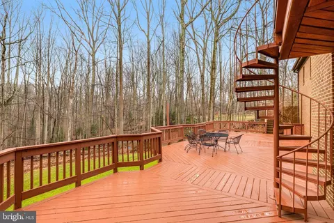 Exterior - 2211 Halcyon Ln, Vienna, VA 22181 photo 7 of 8