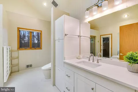 Bath - 2211 Halcyon Ln, Vienna, VA 22181 photo 2 of 11
