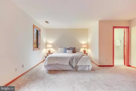 Bedroom - 2211 Halcyon Ln, Vienna, VA 22181 photo 4 of 8