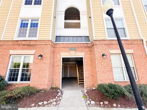 2105 Highcourt Ln #102, Herndon, VA 20170