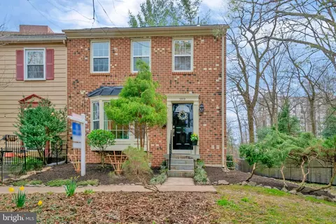 5919 Berkshire Ct, Alexandria, VA 22303