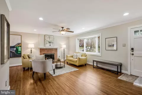 Living - 7626 Webbwood Ct, Springfield, VA 22151 photo 2 of 7