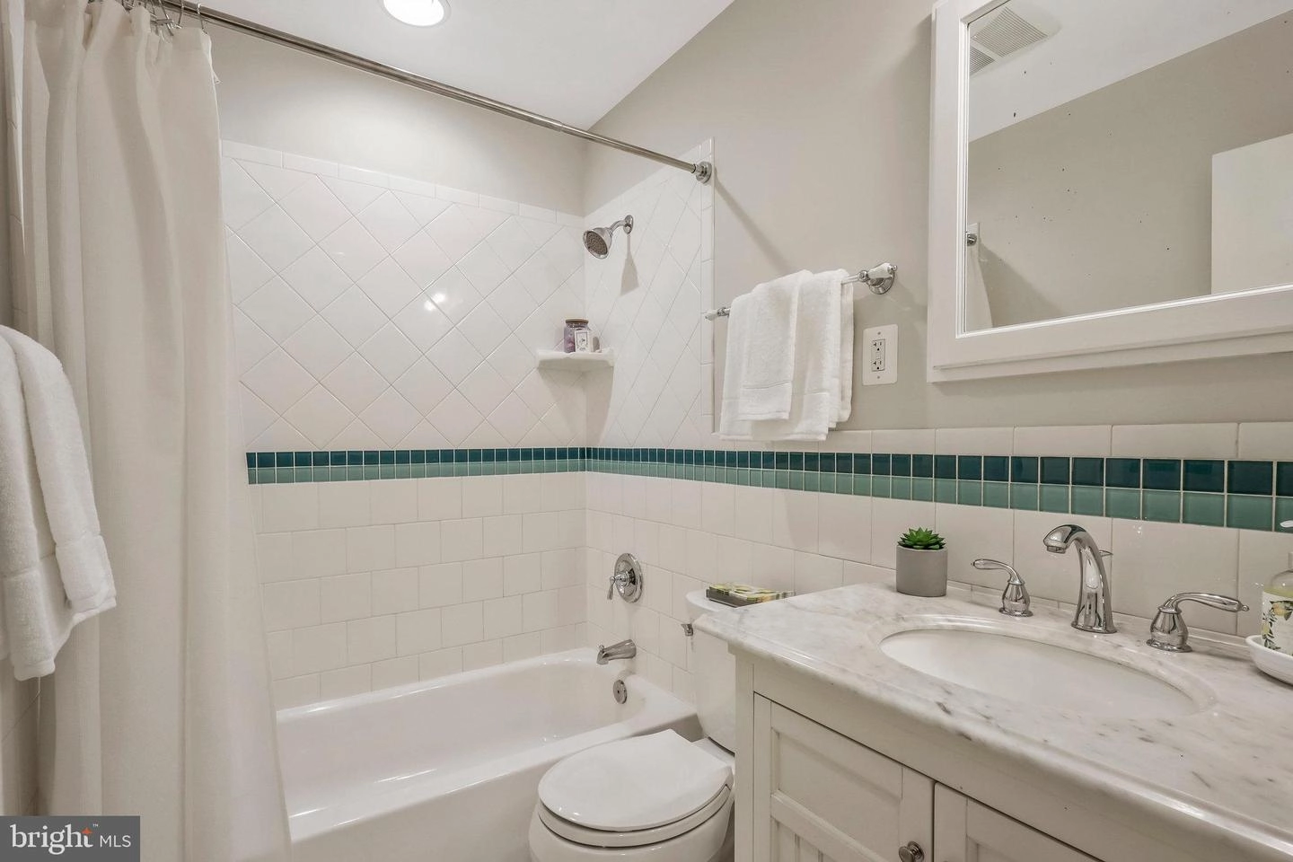 Bath - 7626 Webbwood Ct, Springfield, VA 22151 photo 4 of 7