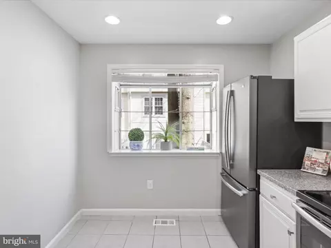 Kitchen - 2398 Ridgehampton Ct, Reston, VA 20191 photo 4 of 4