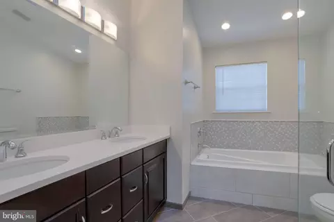 Bath - 2474 Ridgehampton Ct, Reston, VA 20191 photo 2 of 6