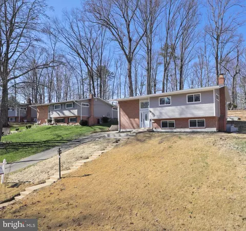 7852 Glenister Dr, Springfield, VA 22152