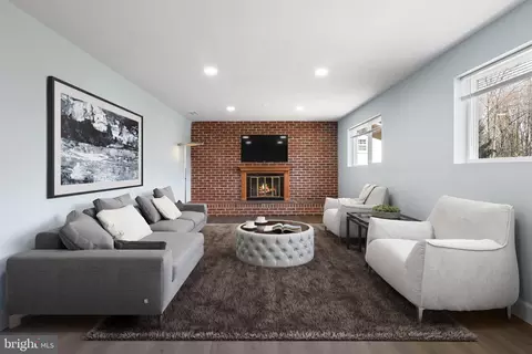 Living - 7852 Glenister Dr, Springfield, VA 22152 photo 2 of 5