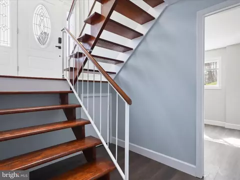 Entry Way - 7852 Glenister Dr, Springfield, VA 22152 photo 3 of 4