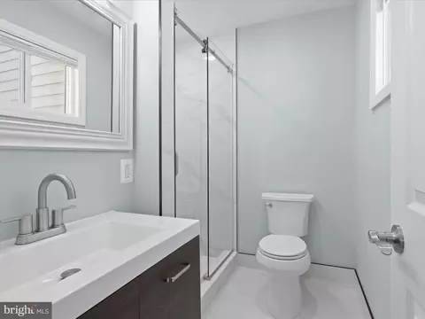 Bath - 7852 Glenister Dr, Springfield, VA 22152 photo 1 of 3
